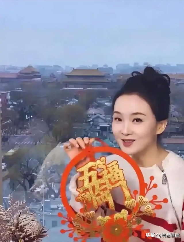 王艳太有钱了，穿睡衣在自家花园散步，背后就是紫禁城！