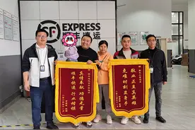 合肥街头，快递小哥“捡”到一名小女孩图片