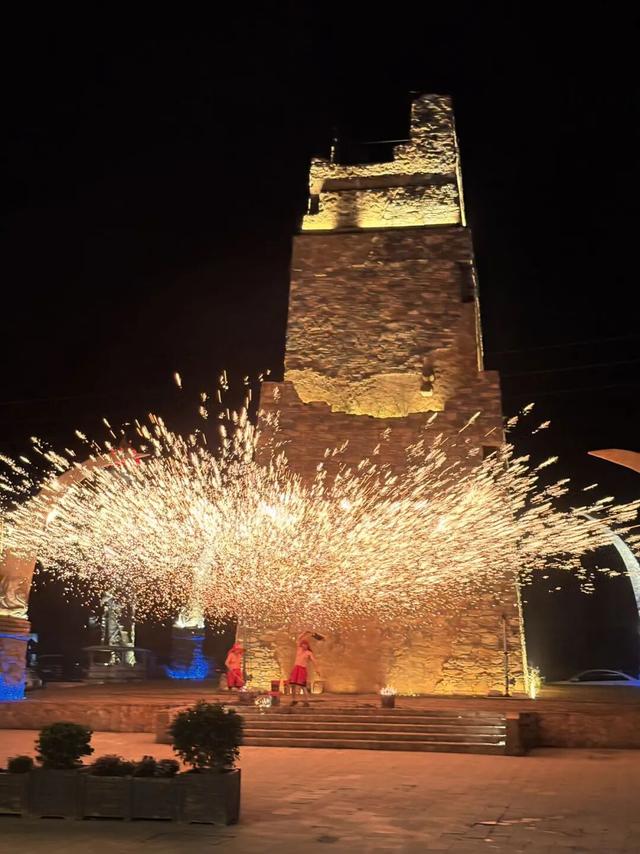 闯入秋日油画！松坪沟彩林巅峰绽放，泡私汤温泉，看千年非遗打铁花！