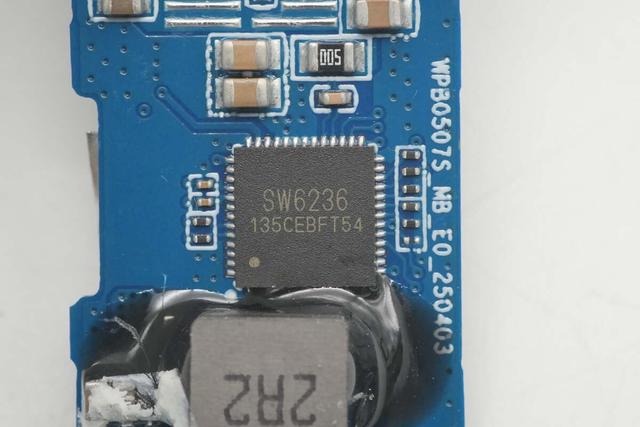 薄至8.7mm，轻松放进口袋，小米22.5W 5000mAh磁吸超薄充电宝拆解