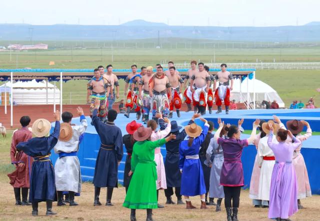 锡林浩特市:“欢聚那达慕”实景演绎 绘就草原生活画卷