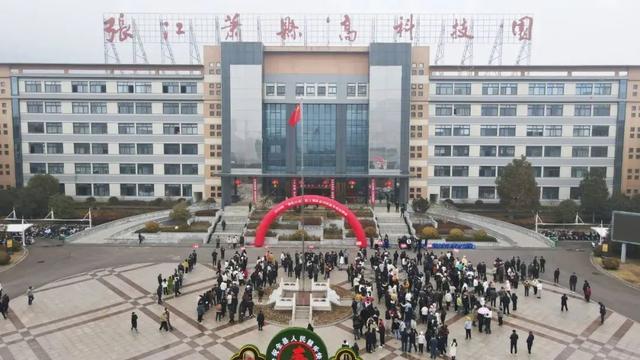 千方百计搭平台 服务企业优环境