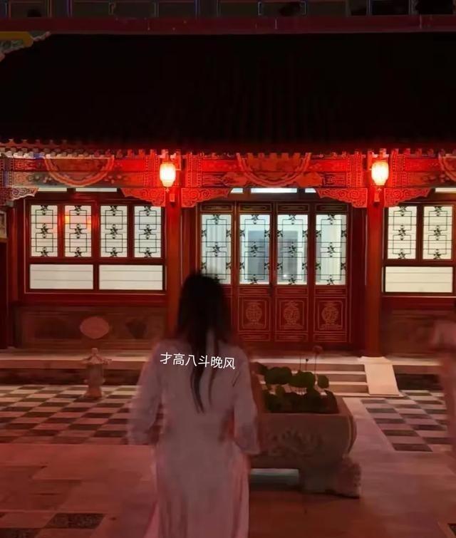 李湘的女儿王诗龄在自家北京小院拍照，配这个色调看上去有点吓人