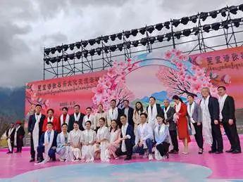 退役女兵林芝徒步，重温第二故乡情。藏汉同台演出，温情脉脉…