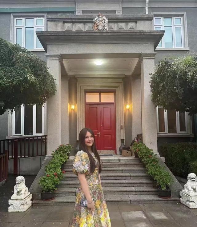 李湘的女儿王诗龄在自家北京小院拍照，配这个色调看上去有点吓人
