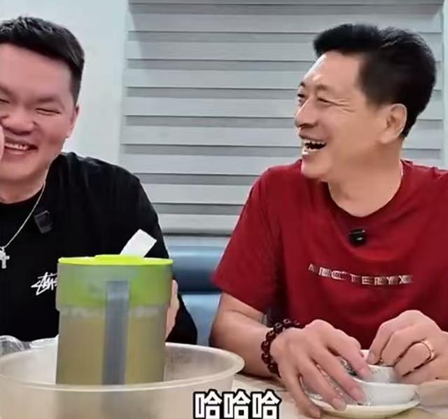 能喝！朱芳雨和李春江聚会，直接点2箱啤酒，提醒服务员：不是2瓶