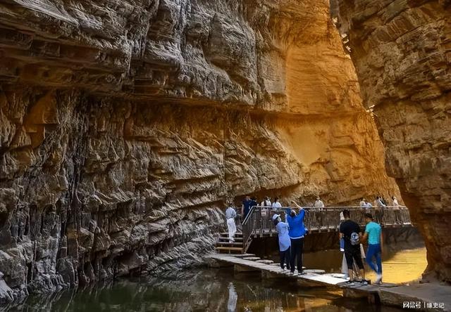 5年倒闭10家热门景区，年轻人穷游睡帐篷，天价酒店割不动韭菜了