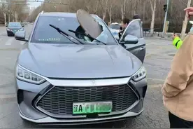 车辆行驶中，一井盖突然从天而降，直插主驾驶挡风玻璃，网友：这算谁的锅？图片