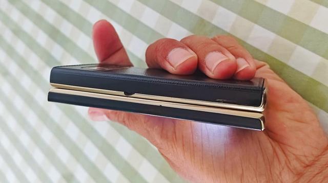 国产老型号翻盖机，内外双3.5英寸触控屏，系统神似智能机