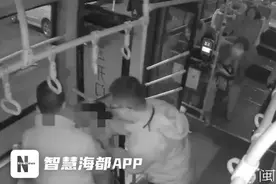 莆田一男子乘公交时突然抽搐不止！众人出手！图片