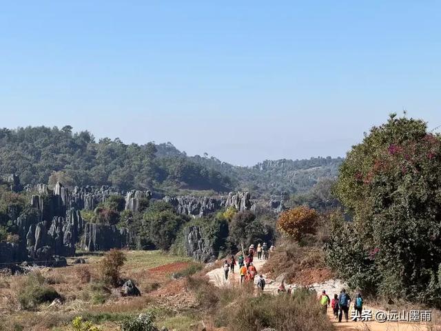 走石林仙女湖、观雷打石石林，徒步穿越绵延石林间，我们惊叹不已