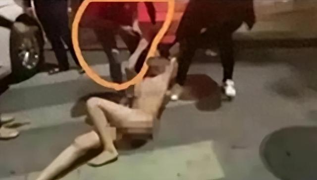 女子扒光小三衣服并往下体塞辣椒粉，随后将其游街半小时！