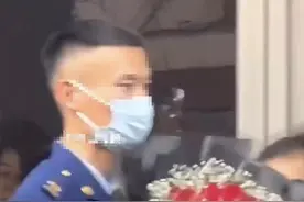 “纯爱战士”穿消防员制服表白，当事高校：正开会研究图片