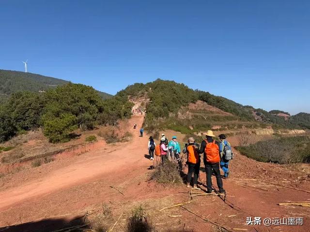 新年登高、祈愿美好,攀登富民金铜盆山,我们用徒步迎接2026