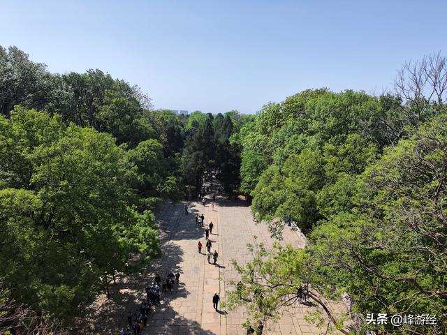 三访明孝陵，地宫藏在石头山下十分坚固，孙仲谋为其守门