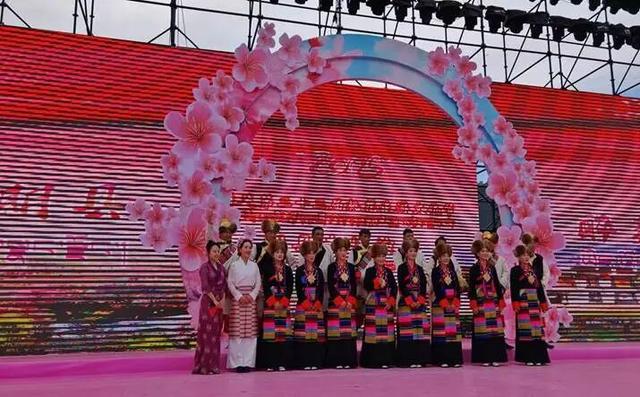 “桃花笑春风，文化映朗县！”这场演出太醉人