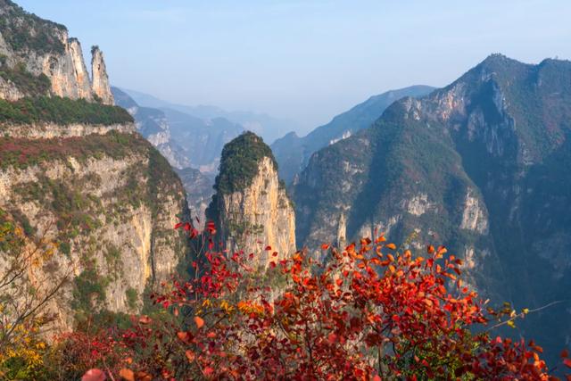 长江边上最魔幻的山城,重庆市区出发2小时直达,烤鱼火了六千年