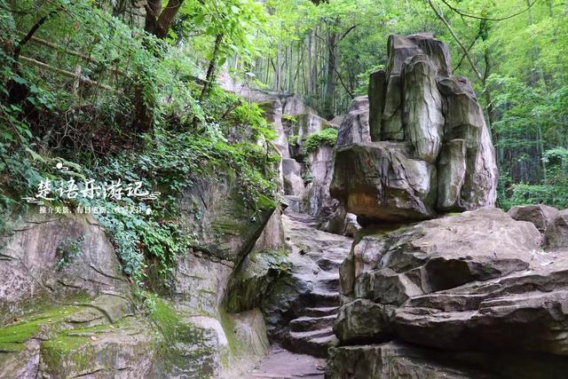 浙江宁波的4A级风景区，峡谷瀑布成为亮点，清静凉爽游玩很惬意