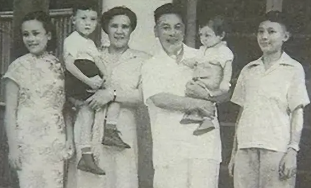 这是46年，蒋介石在无锡过大寿的珍贵老照片，一家很难得人齐一次