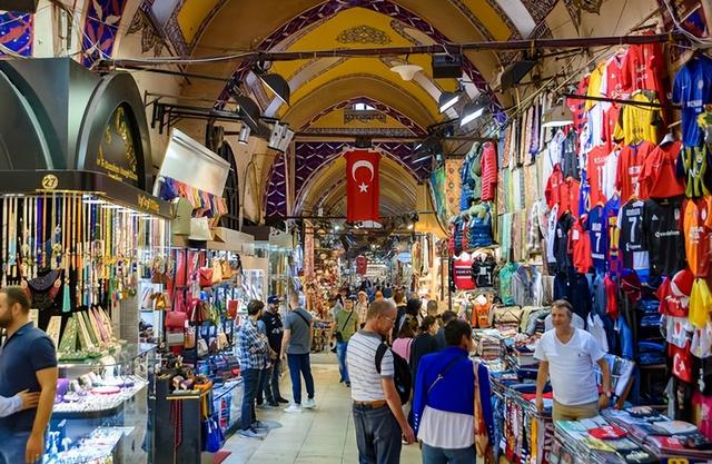 大量香港游客涌入新疆，不看景点不吃羊肉串，跑这么远是想啥？