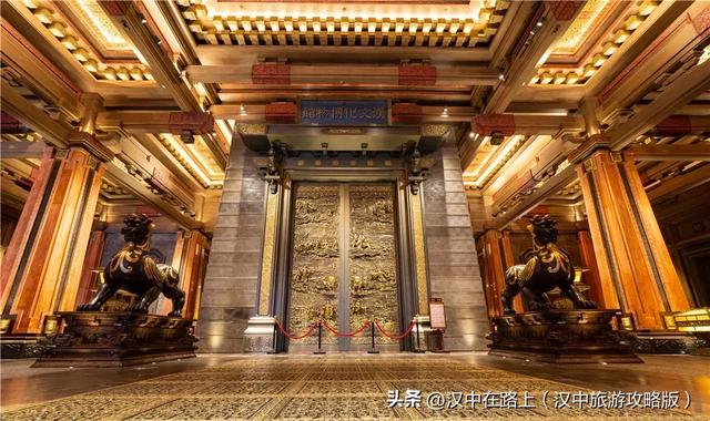 汉中这场演出铁花炸裂、孔明灯漫天，好看好玩还出片！