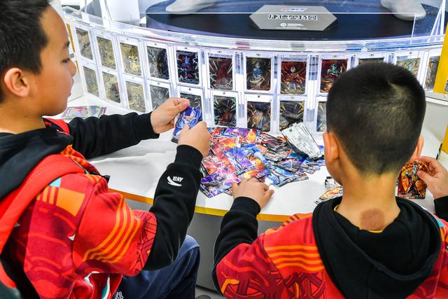 辞去“铁饭碗”创业，浙江老板靠2元卡牌起家，如今年入100亿