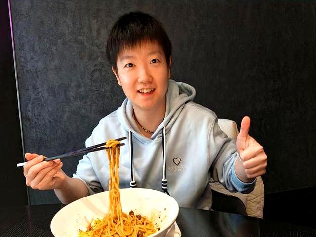 莎莎晒出和爸爸妈妈的合照，还有生日视频和烟花，好幸福哦