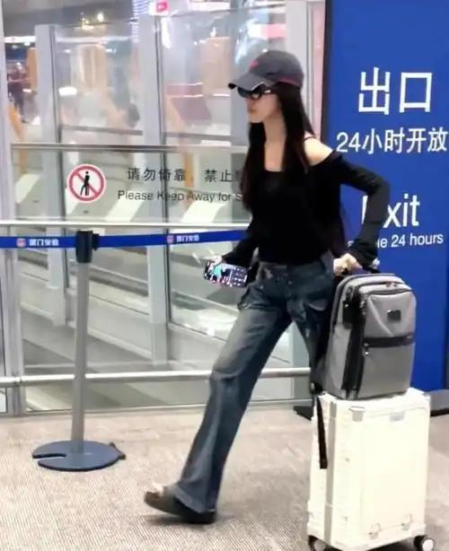 汪峰带4个儿女回国不到48小时，恶心一幕上演，二女儿外貌被吐槽
