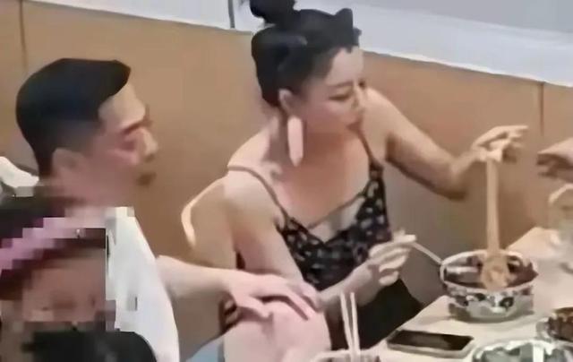 45殷桃和男友在北京面馆被拍到 两人身材颜值极高 不愧是女明星