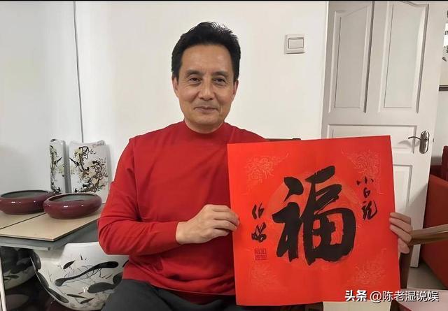 他被谢霆锋打成重伤，发妻6次流产绝情离开，如今街头卖卤肉为生