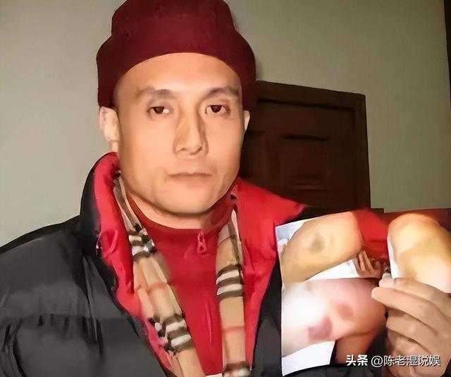 他被谢霆锋打成重伤，发妻6次流产绝情离开，如今街头卖卤肉为生