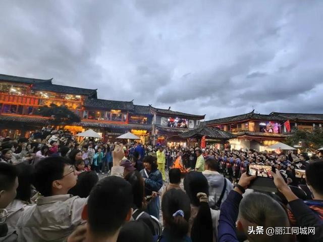 丽江古城夜狂欢！四方街篝火打跳每晚都有 阿老阿奶带跳太有氛围了