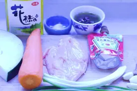 汉族传统名菜，糖醋鸡胸五彩肉丸图片