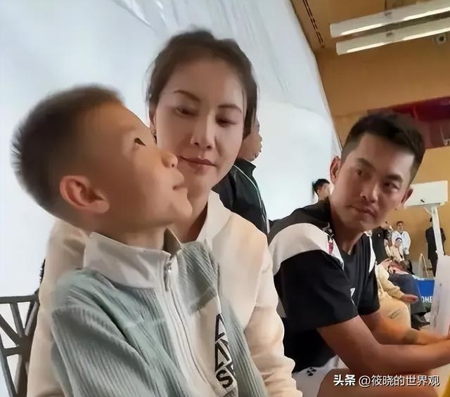 42岁林丹和44岁谢杏芳罕见同框，精神状态天差地别，活像两代人