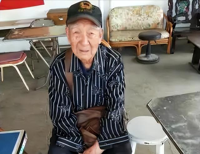 92岁台湾老兵回重庆寻亲，下飞机后却怒斥子女：这不还是台北？