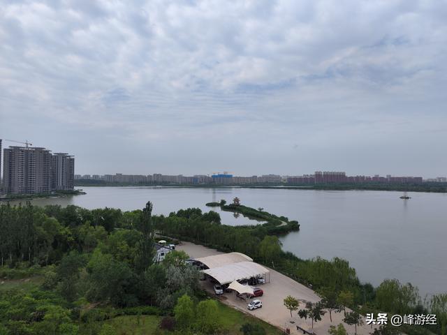 爬览山公园，只看到若隐若现的贺兰山