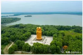 湖心岛上的雕塑是谁？图片