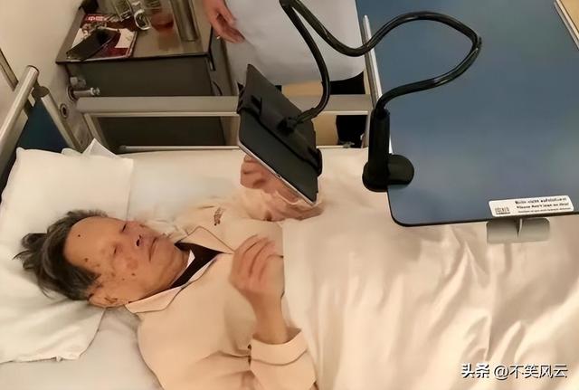 杨振宁身覆国旗，翁帆是家属代表站第一位，重量级好友也到场悼念