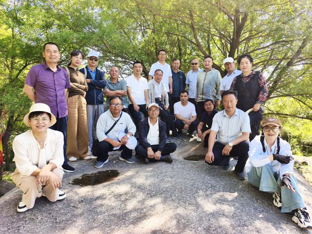 积石山县文学赋能采风活动临夏州本土作家走进积石山县石海景区