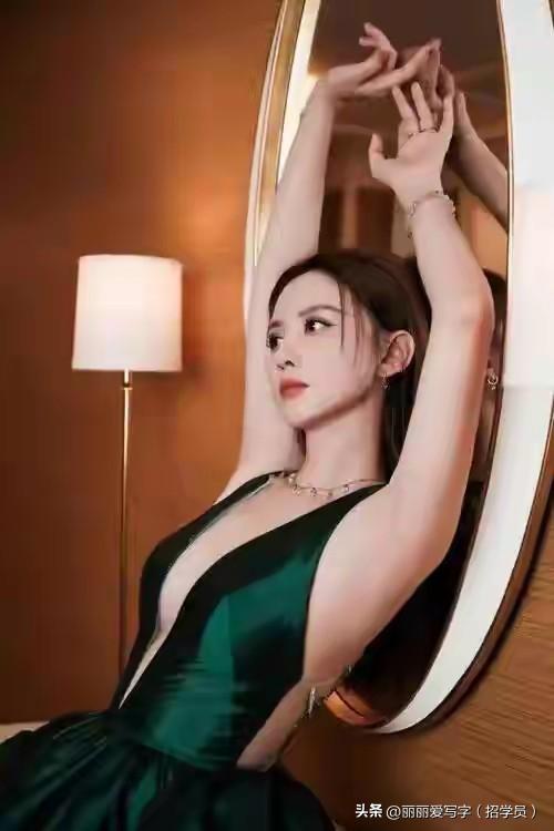 44岁张萌太丰满，穿吊带衫都兜不住好身材，女神来了！