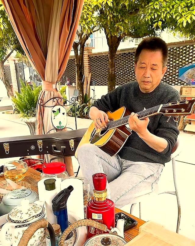 王子文一家老小现身北京街头，妈妈一脸富态，12岁儿子又高又壮