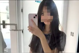 jk美女，黑丝大白腿，对镜拍，完美身材图片