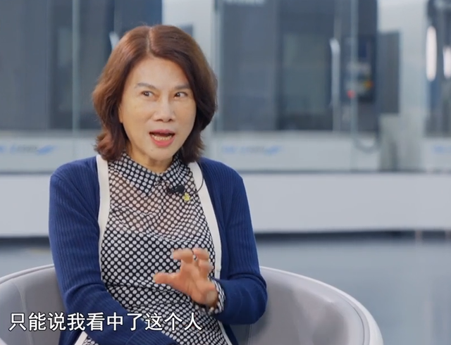 董明珠回应绯闻，王自如被众人嘲讽，网友挖出他办公室藏避孕套