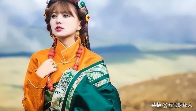 她是隐藏最深的富婆	，童颜巨乳躺赚上亿，21岁打败王菲却主动过气