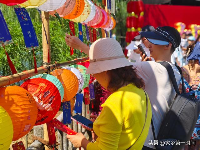 游客在阳朔欢度中秋佳节
