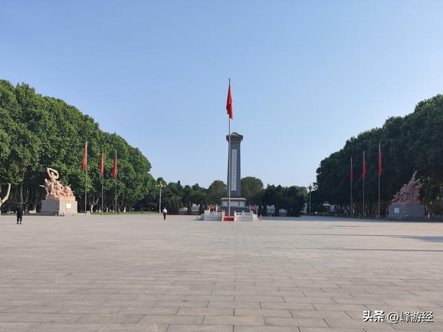 漫步华北军区烈士陵园，在白求恩大夫墓地前驻足良久