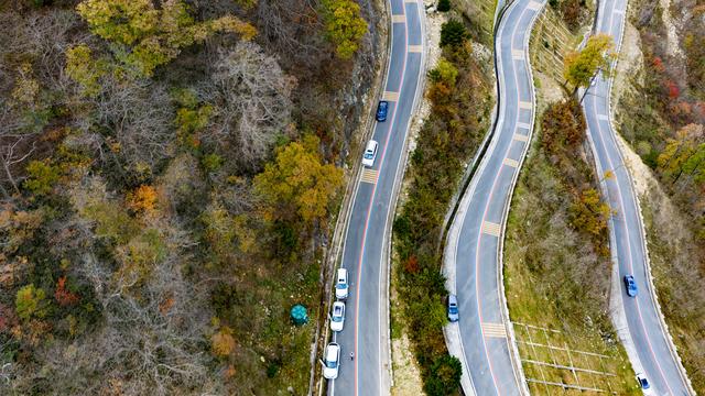 山道弯弯秋色浓