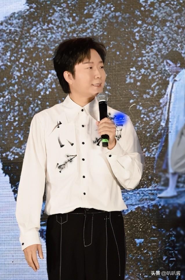 善恶终有报！47岁“跌落神坛	”的李玉刚，终是活成了“跳梁小丑”