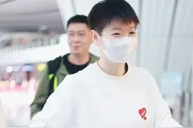 国乒出发澳门世界杯，莎莎乖巧坐在行李箱上，大头的手镯打开是S图片