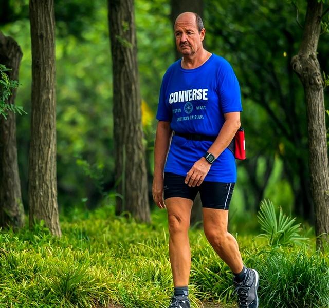 男人做哪些运动，可以提高“雄性激素”？坚持一段时间，魅力提升